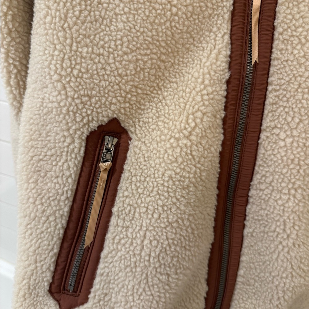 Patagonia Cream Sherpa Fleece Jacket with Brown Trim - Picture 2 of 6